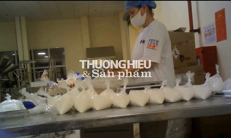 giat-minh-canh-che-bien-thuc-pham-mat-ve-sinh-tai-cong-ty-kinh-do-mien-bac-1618475378.jpg