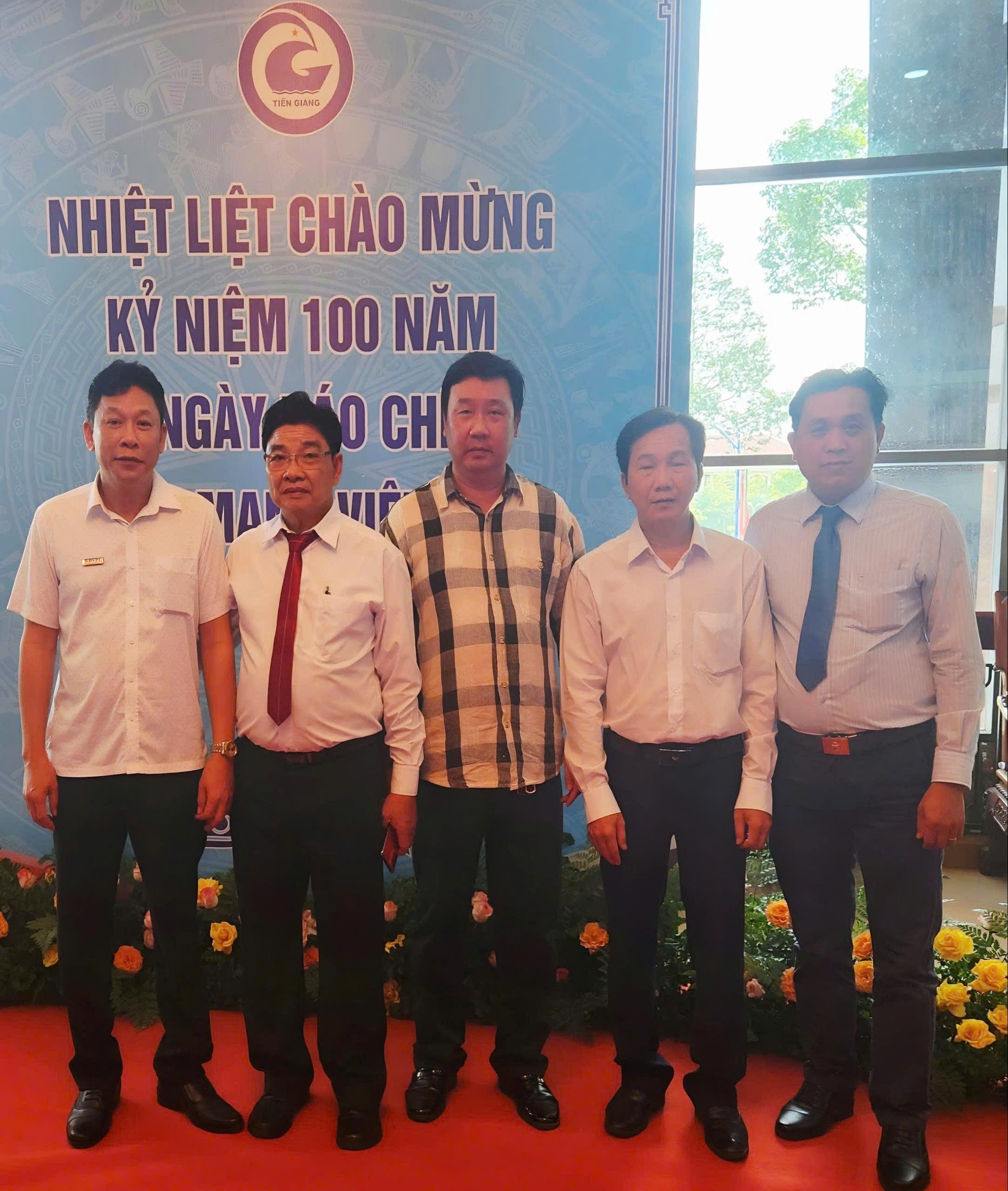 nha-bao-van-cong-hung-chu-tich-hoi-nha-bao-tien-giang-chup-anh-luu-niem-cung-dai-bieu-1750528069.jpg