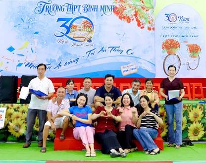 ban-to-chuc-hop-mat-30-nam-tro-ve-truong-thpt-binh-minh-1785805374.jpg