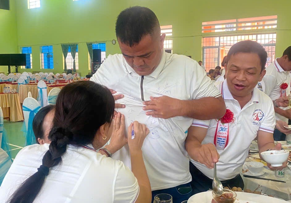 hop-mat-30-nam-tro-ve-truong-thpt-binh-minh-vinh-long-1785805340.jpg