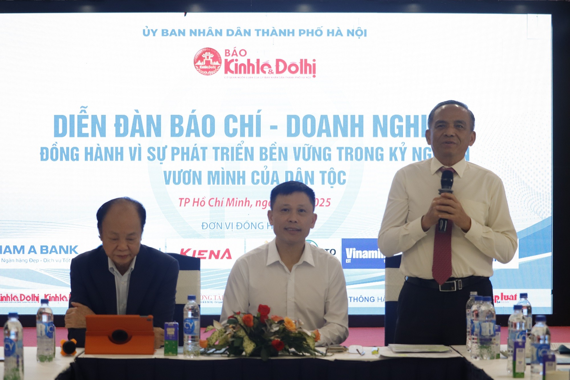 ong-le-hoang-chau-chu-tich-hiep-hoi-bds-tp-hcm-3-1748350379.JPG