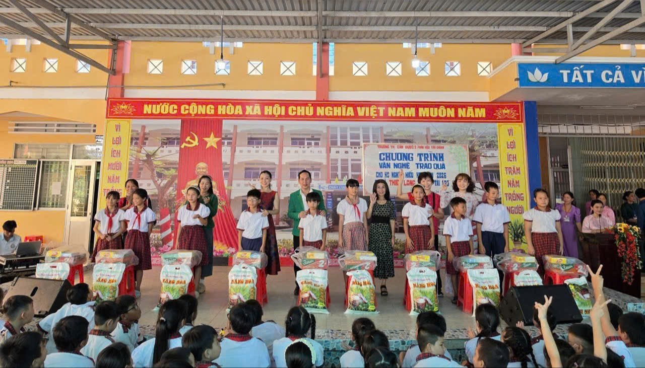 ca-si-thien-long-trao-qua-hoc-sinh-ngheo-hieu-hoc-1793237859.jpg