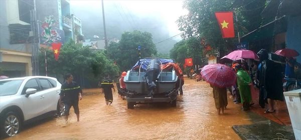 Cộng đồng mạng cập nhật liên tục hình ảnh, clip mưa lũ lớn Hà Giang - Ảnh 2
