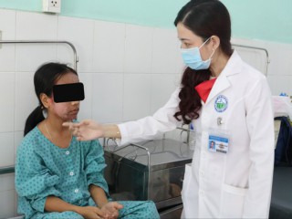 Thiếu nữ 17 tuổi mặt sưng phù, lở loét do sử dụng kem lột trắng da mua trên mạng
