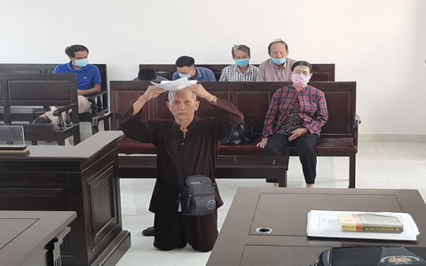 Quỳ trước công đường