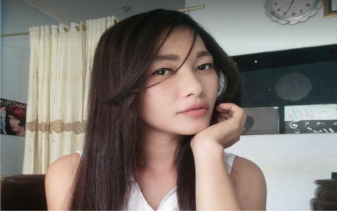 Kỳ lạ chàng trai rao bán đất còn 'tặng kèm' chị dâu xinh đẹp