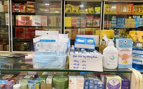 Dịch Covid-19 bùng phát trở lại, khẩu trang y tế bị nâng giá