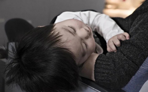 Nguyên nhân bé gái 3 tuổi có kinh nguyệt, bé trai 5 tuổi phát triển ngực