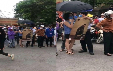 Bố mẹ tâm lý nhất Vịnh Bắc bộ, in ảnh thần tượng cổ vũ con thi tốt nghiệp THPT 2020