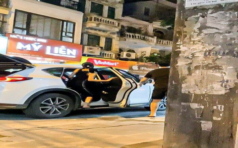 Hé lộ loạt ảnh Lệ Quyên 'tay trong tay' cùng với một người đàn ông lạ mặt