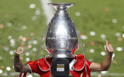 Cầu thủ Bayern gây sốt với màn ăn mừng đội cúp vô địch Champions League lên đầu