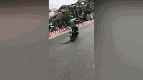 Clip: Bức xúc nam thanh niên thả 2 tay lao vun vút giữa đường