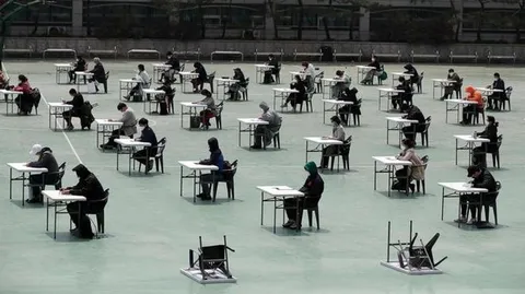 Video: Thí sinh trùm chăn làm bài thi ngoài trời, ngồi cách nhau hơn 3 m
