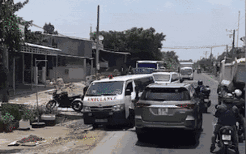 Bị xe 7 chỗ chặn đường, tài xế xe cứu thương định 'xử đẹp' tại trận