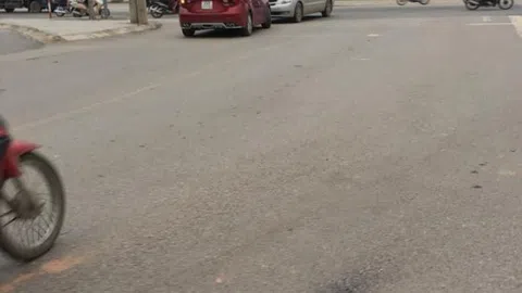 Rẽ trái đường, nữ tài xế còn 'vui vẻ' livestream, mắng chửi xe chặn mình