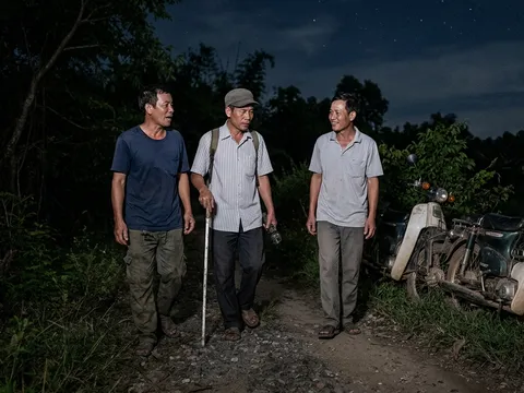Người mù cầm đèn