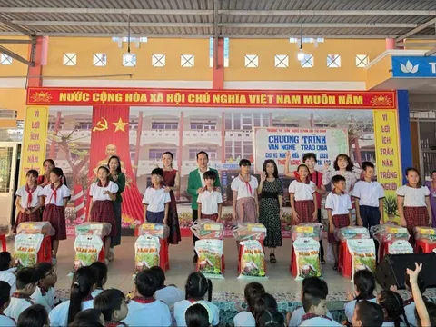 Cần Đước - tỉnh Tây Ninh:  Phát quà cho học sinh nghèo hiếu học…