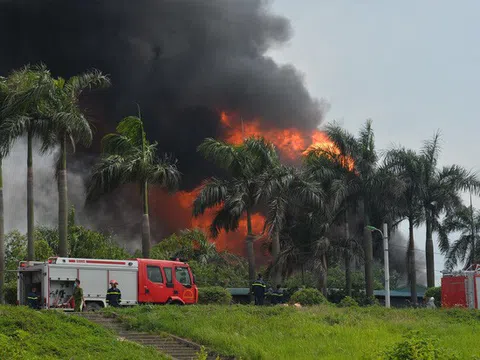 Hà Nội: Hỏa hoạn tại kho hóa chất ở Long Biên