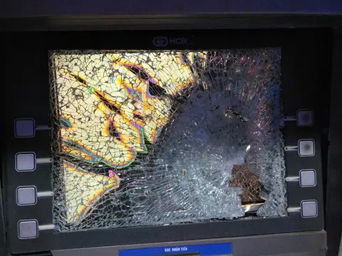 Tức giận vì bị nuốt thẻ, thanh niên lao vào đập máy ATM 'đòi thẻ'